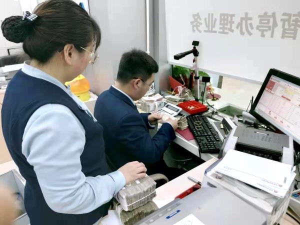 08会计主管正在进行认真点库。_副本