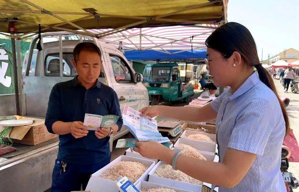 利津农商银行“赶大集”宣传存款保险知识